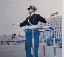 Poliisi ohjaa liikennettä 1952